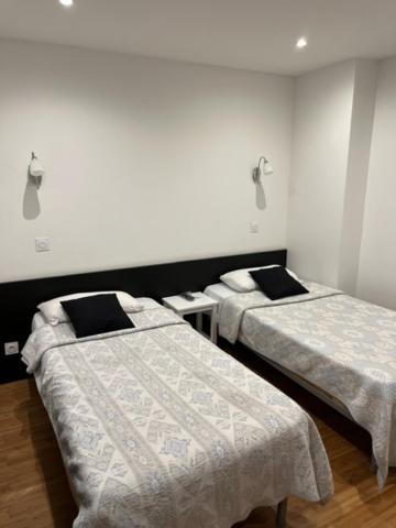 Tweepersoonskamer met 2 Aparte Bedden en Eigen Badkamer